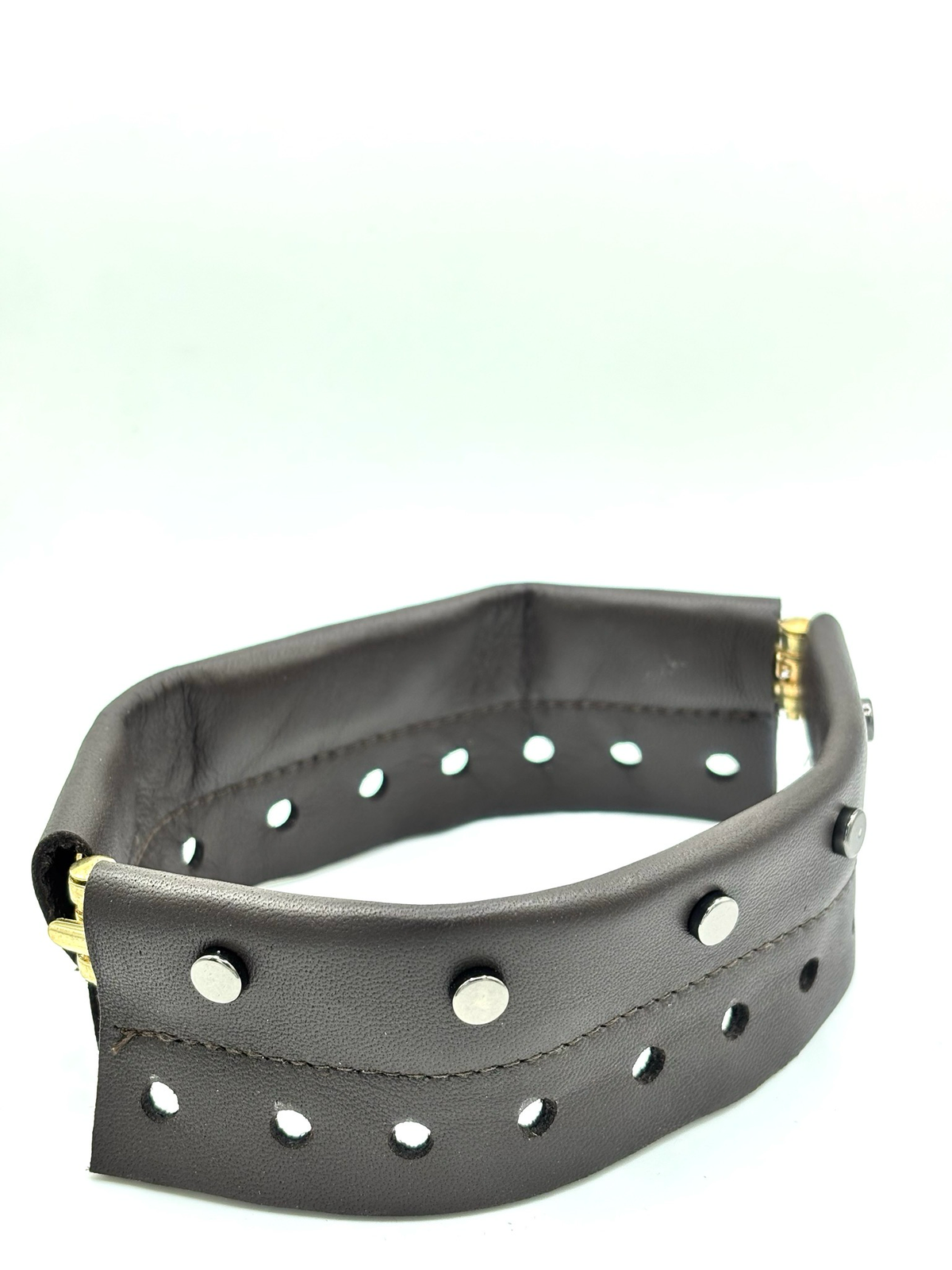 Cerniera in pelle con borchie